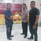 Ketua KPU Sikka menyerahkan tanda terima dan berita acara kepada Ketua Tim Paket Bernas Thomas Aquinas Parera, Senin (13/5) dinihari