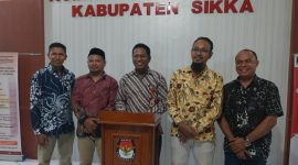 Ketua KPU Sikka Herimanto memberikan keterangan pers terkait penyerahan syarat dukungan pasangan calon perseorangan, Senin (13/5) dinihari