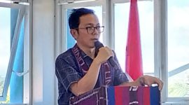 Anggota Dewas BPJS Kesehatan berbicara di Kampus Universitas Muhammadiyah Maumere, Selasa (14/5)