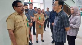 Dewas BPJS Kesehatan Ibnu Naser Arrohimi berbincang dengan KTU RSUD TC Hillers Maumere, Selasa (14/5)