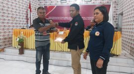 Ketua KPU Sikka Herimanto menyerahkan tanda terima dan berita acara kepada Ketua Tim Pemenangan Paket Bernas, Kamis (16/5) dinihari