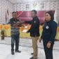 Ketua KPU Sikka Herimanto menyerahkan tanda terima dan berita acara kepada Ketua Tim Pemenangan Paket Bernas, Kamis (16/5) dinihari
