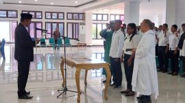 Ketua KPU Sikka Herimanto melantik 105.personil PPK di Lantai 3 Kantor Bupati Sikka, Kamis (16/5)