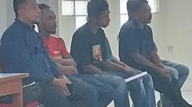 Vincentius Joni (baju merah) menghadiri rapat dengar pendapat di DPRD Sikka, Rabu (22/5)