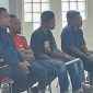 Vincentius Joni (baju merah) menghadiri rapat dengar pendapat di DPRD Sikka, Rabu (22/5)