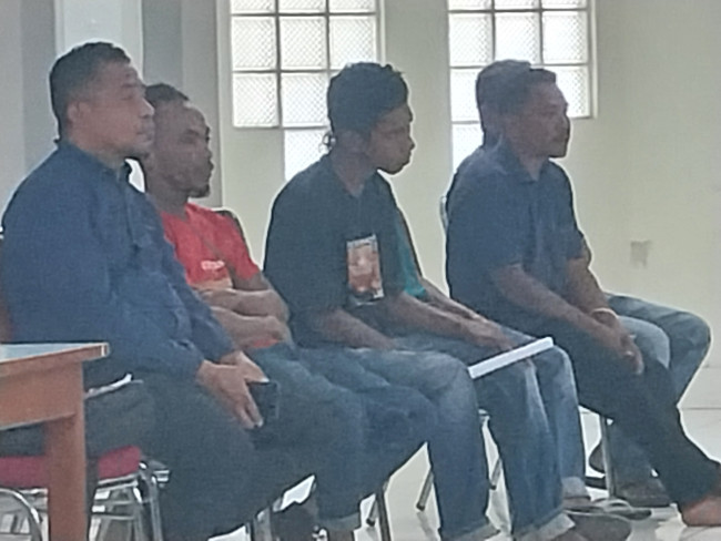 Vincentius Joni (baju merah) menghadiri rapat dengar pendapat di DPRD Sikka, Rabu (22/5)