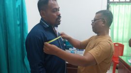 Penjahit sedang mengukur tubuh Caleg Terpilih Yosef Nong Soni dalam rangka pengadaan baju safari DPRD Sikka 
