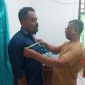 Penjahit sedang mengukur tubuh Caleg Terpilih Yosef Nong Soni dalam rangka pengadaan baju safari DPRD Sikka 