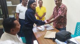 Bakal Calon Wakil Bupati Sikka Voni Francis menyetor kontribusi survei di Partai Golkar Sikka, Rabu (22/5)