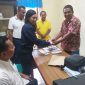 Bakal Calon Wakil Bupati Sikka Voni Francis menyetor kontribusi survei di Partai Golkar Sikka, Rabu (22/5)