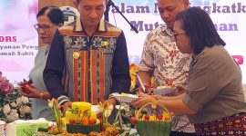 Pemotongan tumpeng ulang tahun RSUD TC Hillers Maumere, Jumat (24/5)