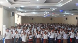 Ratusan PPS mengenakan paduan tenun adat saat pelantikan, Minggu (26/5)