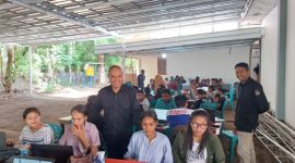 Komisioner KPU Sikka memantau pelaksanaan verifikasi administrasi, Rabu (29/5)