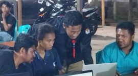 Ketua KPU Sikka Herimanto membantu pelaksanaan verifikasi administrasi, Rabu (29/5) malam 
