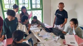 Bakal Calon Bupati Sikka mendampingi Milenial Flory-Ken yang sedang mempersiapkan tahapan Perbaikan Kesatu, Kamis (30/5) di Sekretariat Tim Pemenangan Flory-Ken