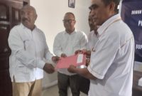 Ketua Partai Gerindra Sikka Fransiskus Stephanus Say (paling kiri) menyerahkan formulir pendaftaran sebagai Calon Bupati Sikka kepada Ketua Tim Tujuh Partai Garuda, Selasa (30/4)