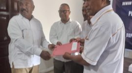 Ketua Partai Gerindra Sikka Fransiskus Stephanus Say (paling kiri) menyerahkan formulir pendaftaran sebagai Calon Bupati Sikka kepada Ketua Tim Tujuh Partai Garuda, Selasa (30/4)