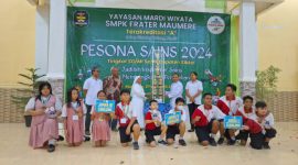 Pelajar SDK Maria Ferrari pose bersama Piala Bergilir Pesona Sains SMPK Frater Maumere di Aula Mardiwiyata, Selasa (30/4) 