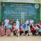 Pelajar SDK Maria Ferrari pose bersama Piala Bergilir Pesona Sains SMPK Frater Maumere di Aula Mardiwiyata, Selasa (30/4) 