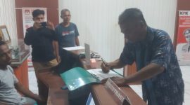 Ketua Tim Bernas Thomas Aquino Parera mengisi buku registrasi di Kantor KPU Sikka, Minggu (12/5) malam 
