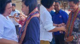 Kolase pengalungan Selendang Salindra kepada 2 kader Partai Nasdem Sikka, Kamis (9/5)