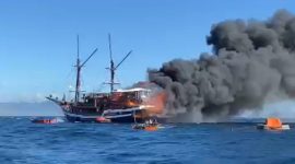 Kapal Wisata Sea Safari VII terbakar di perairan Pulau Penga Labuan Bajo, Kamis (2/5)
