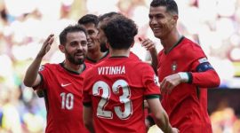 Gelandang timnas Portugal, Bernardo Silva (kiri) merayakan gol bersama Cristiano Ronaldo dan Vitinha pada laga fase grup Euro 2024 di Signal Iduna Park, Sabtu (22/6)
