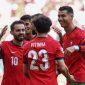 Gelandang timnas Portugal, Bernardo Silva (kiri) merayakan gol bersama Cristiano Ronaldo dan Vitinha pada laga fase grup Euro 2024 di Signal Iduna Park, Sabtu (22/6)