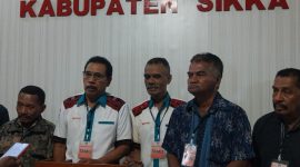 Paket Bernas didampingi Tim Pemenangan memberikan keterangan pers di Kantor KPU Sikka beberapa waktu lalu 