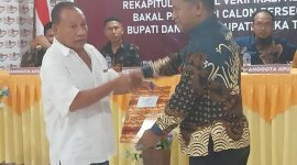 Ketua KPU Sikka Herimanto menyerahkan berita acara rekapitulasi hasil verifikasi administrasi kepada Ketua Tim Pemenangan Paket Flory-Ken Sabtu (1/6)