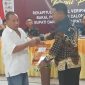 Ketua KPU Sikka Herimanto menyerahkan berita acara rekapitulasi hasil verifikasi administrasi kepada Ketua Tim Pemenangan Paket Flory-Ken Sabtu (1/6)