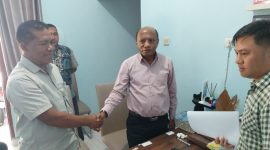 Eugenius Ciprianus Lepa dan Zakarias Heriando Siku saling berjabatan tangan usai penandatangan Akta Jual Beli 1 unit rumah Obor Mas Residence, Rabu (12/6)