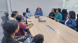 Pimpinan Cabang BRI Maumere Nyoman Destrawan menemui orang tua wali murid penerima dana PIP, Rabu (12/6)