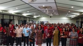 Kepala Pusat dan Pendidikan Pelatihan Kependudukan dan Keluarga Berencana BKKBN RI Lalu Makripuddin dan Penjabat Sekda Sikka Margaretha Movaldes Da Maga Bapa pose bersama peserta Jambore PKB/PLKB pada acara pembukaan di Hotel Pelita Maumere, Kamis (13/6) malam