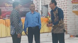 Bakal Calon Wakil Bupati Sikka Albertus Ben Bao sedang berbincang dengan Komisioner KPU Sikka, Selasa (18/6) 