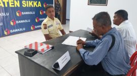 Bakal Calon Wakil Bupati Sikka Albertus Ben Bao di Kantor Bawaslu Sikka, Rabu (19/6)