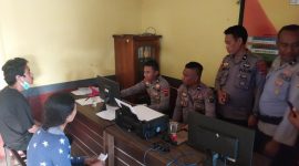 Korban penganiayaan di Gang 5  Brai sedang membuat laporan kepolisian di Polres Sikka, Selasa (25/6)