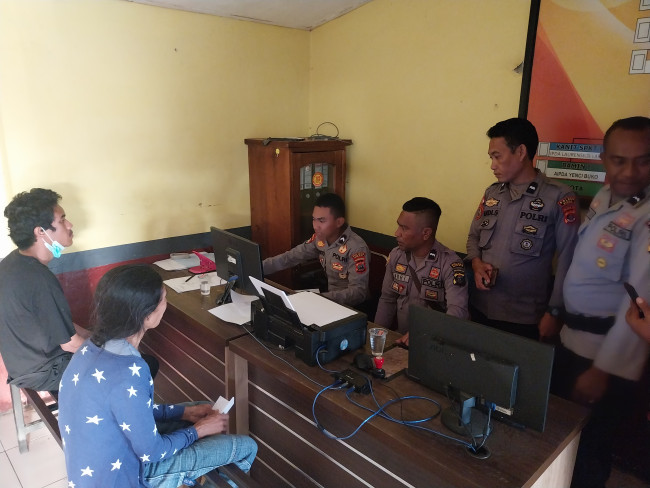 Korban penganiayaan di Gang 5  Brai sedang membuat laporan kepolisian di Polres Sikka, Selasa (25/6)