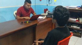 Korban penganiayaan oknum guru sedang diambil keterangan oleh penyidik Reskrim Polres Sikka, Selasa (25/6)