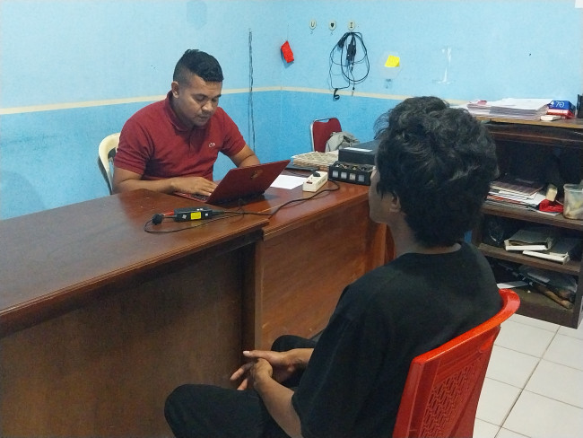 Korban penganiayaan oknum guru sedang diambil keterangan oleh penyidik Reskrim Polres Sikka, Selasa (25/6)