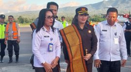 Kajari Sikka Henderina Malo tiba di Bandara Frans Seda