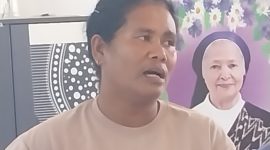 Maria Herlina, istri almarhum Jodimus Moan Kaka memberikan keterangan kepada wartawan di Sekretariat TRuK, Kamis (27/6)