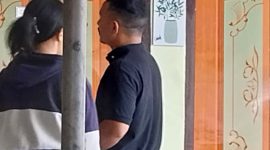 AHD, pelaku penganiayaan didampingi istrinya mendatangi Polres Sikka untuk memberikan keterangan, Jumat (28/6)