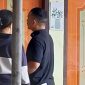 AHD, pelaku penganiayaan didampingi istrinya mendatangi Polres Sikka untuk memberikan keterangan, Jumat (28/6)