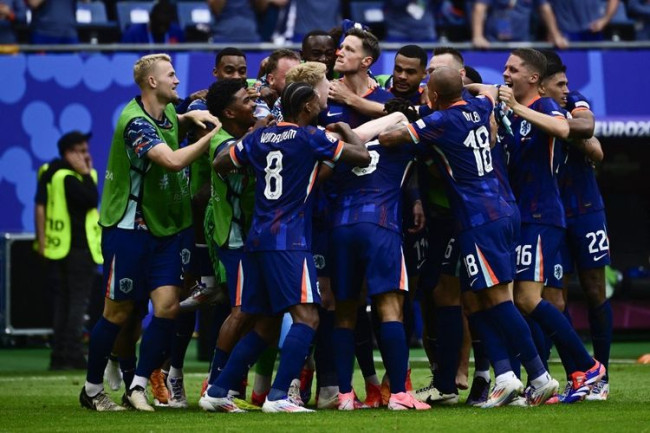 Euforia pemain Belanda usai sukses comaback melawan Polandia, Minggu (16/6) WIB  malam 