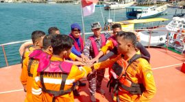 Tim SAR Gabungan bersiap menuju lokasi kecelakaan KMP Semparong Jaya, Selasa (11/6)