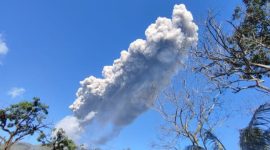 Erupsi Gunung Lewotobi Laki-Laki siang tadi Senin (17/6)