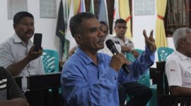 Bakal Calon Wakil Bupati Sikka Albertus Ben Bao protes terhadap rekapitulasi hasil verifikasi administrasi perbaikan kesatu, Selasa (18/6)