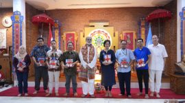 Guruji Anand Krishna pose bersama beberapa tokoh terkenal dan perwakilan dari berbagai kementerian pada One Earth Yoga and Meditation Festival ke-16 di One Earth Yoga & Meditation Retreat Center, Jumat (21/6)