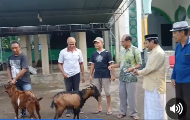 Serah terima 2 ekor kambing kurban di halaman Masjid Darusalam Waioti, Minggu (16/6)